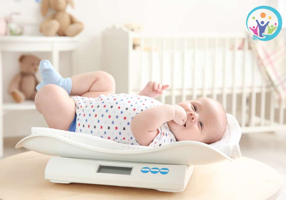 Đo cân nặng cho trẻ sơ sinh bằng cách cho trẻ nằm lên cân